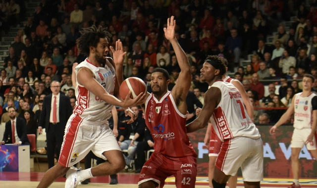 La partita tra Varese e Milano al palazzetto di Masnago (foto Archivio)