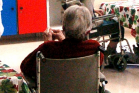 Obbligò anziana a toccarlo, educatore a processo