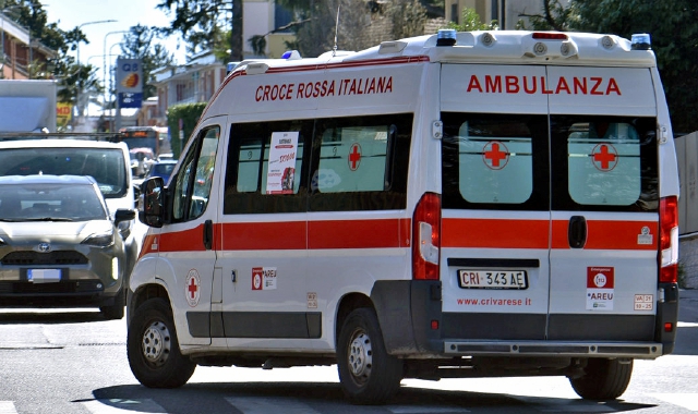 Cade dalla bici sul lungolago: grave 61enne