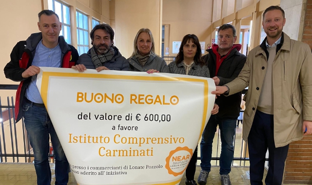 La consegna dell’assegno di 600 euro da parte dell’associaizone NEAR 