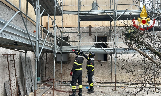 Precipita dal ponteggio: operaio soccorso a Ispra