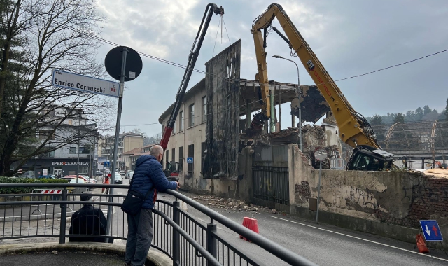 All’ex Aermacchi questa mattina sono tornate in funzione le ruspet (foto Stefano Benvegnù)