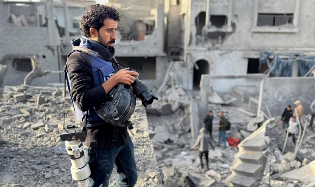 Il fotografo Omar al Qatta in una foto tratta dai suoi profili social