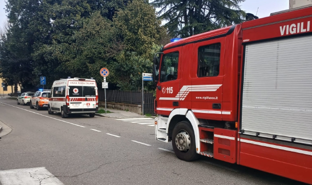 I soccorsi davanti all’abitazione di Somma Lombardo