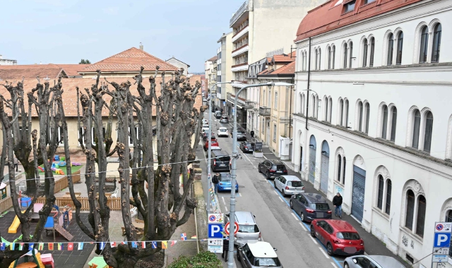 Il comparto scuole di via Como-Rainoldi. Sotto, da sinistra, Luca Paris (M5S) e Stefano Angei (Lega). Paris propone di destinare l’area a spazi per l’università. Angei  ha presentato una mozione “per” l’ateneo in centro (foto Puricelli)