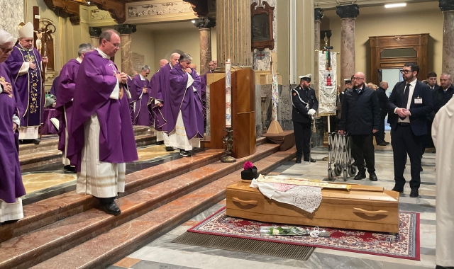 Il funerale di monsignor Centemeri nella chiesa prepositurale di San Pietro e Paolo a Saronno  (foto Domenico Ghiotto)