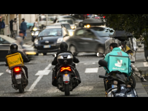 Cgil, i rider in piazza 'turni fino a 10 ore al giorno, 2-4 euro a consegna'