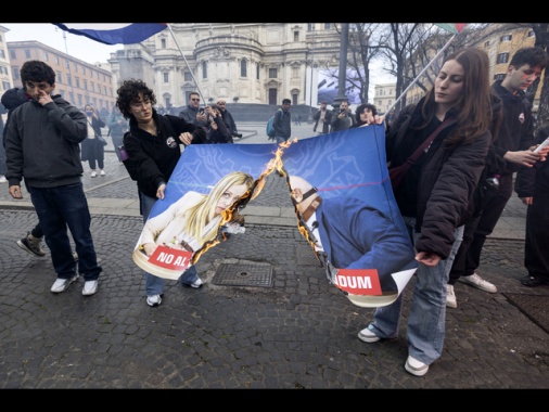 Corteo a Roma, bruciato cartellone con Meloni e Nordio