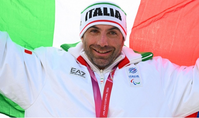 Emanuel Perathoner con il Tricolore dopo la vittoria nel banked slalom (foto Ansa)