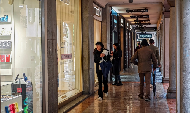 Corso Matteotti, via dello shopping a Varese (foto Angelo Puricelli)