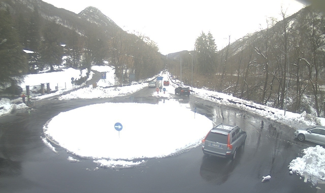 La webcam del Centro Geofisico Prealpino sulla rotatoria di via Roma a Ganna. La SS233 è stata riaperta