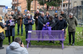 «Non siete soli»: inaugurata la panchina lilla in piazza Biroldi