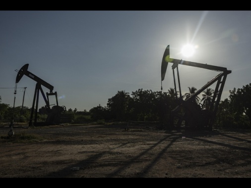 Il petrolio torna a salire, +1,98% a 100,66 dollari