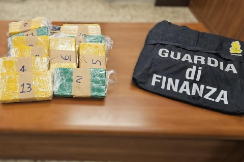 In dogana con 15 chili di coca. Arrestato