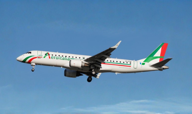 Un Embraer 190 in livrea Aeroitalia