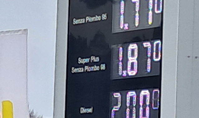 Oltreconfine, a causa della guerra in Iran, i prezzi dei carburanti sono schizzati verso l’alto