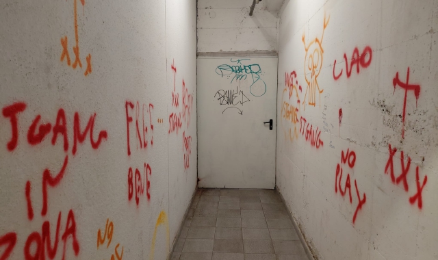 La sfida dei vandali: imbrattati i muri della stazione appena ripuliti