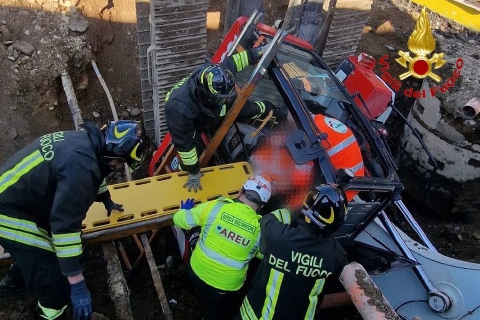 Cade in un fosso con la ruspa: soccorso operaio