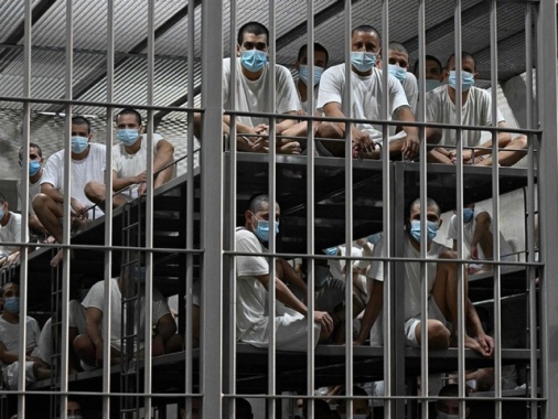 El Salvador approva l'ergastolo per i reati più gravi