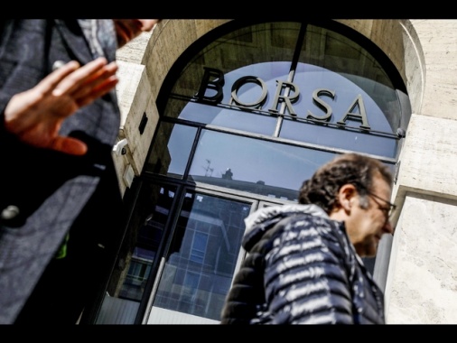 Borsa: Milano chiude in ribasso, -0,33%