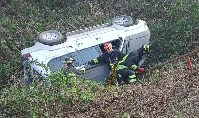 Con l’auto nella scarpata: 83enne miracolata