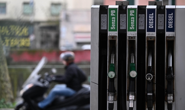 Carburanti, taglio di 25 centesimi al litro