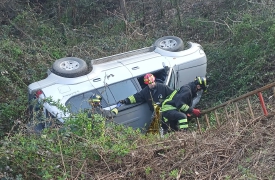 Con l’auto nella scarpata: 83enne miracolata