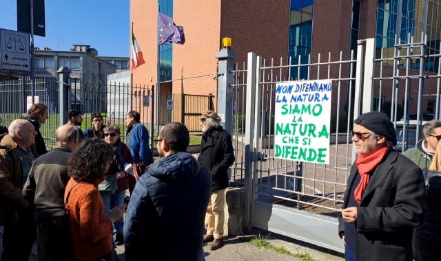 Tanuki fuori dal tribunale: «Siamo la natura che si difende»