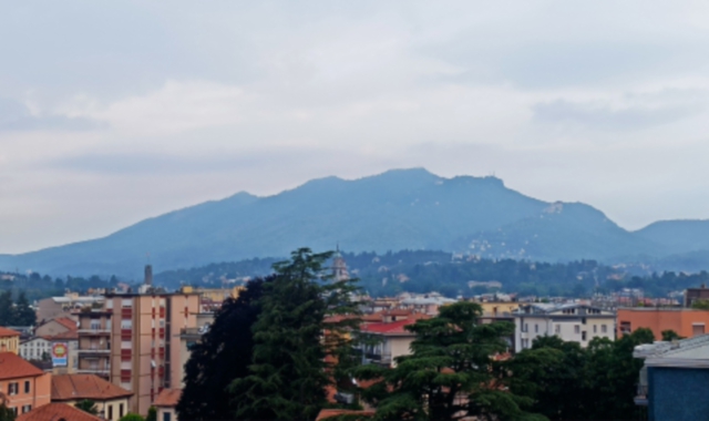 Dal sole alla pioggia: la primavera porta l'ombrello