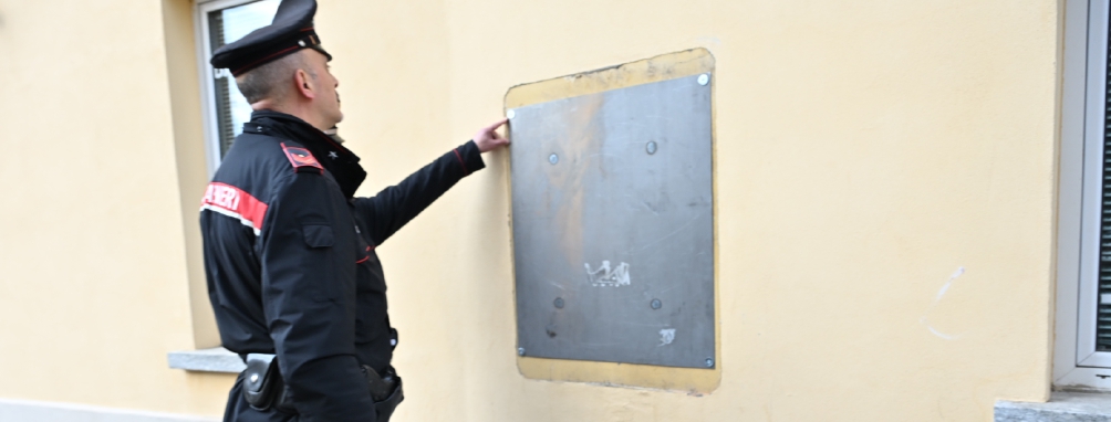 Assalto con l'esplosivo al bancomat di Malnate