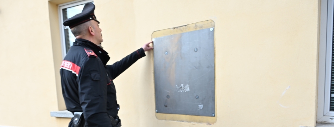 Assalto con l'esplosivo al bancomat di Malnate