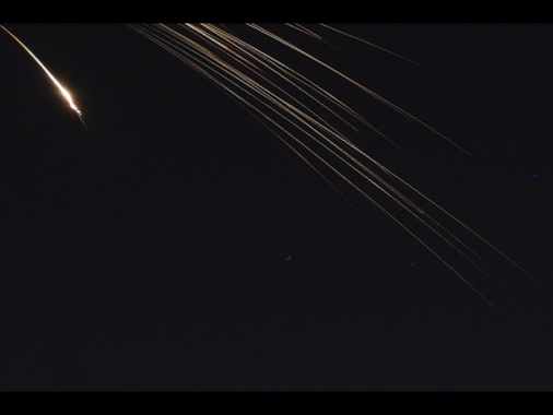 Media, 'oltre 100 feriti negli attacchi dell'Iran a Dimona e Arad in Israele'