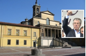 Pontida, il funerale di Bossi sul maxischermo