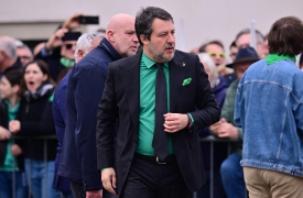 «Molla la camicia verde»: Salvini contestato a Pontida