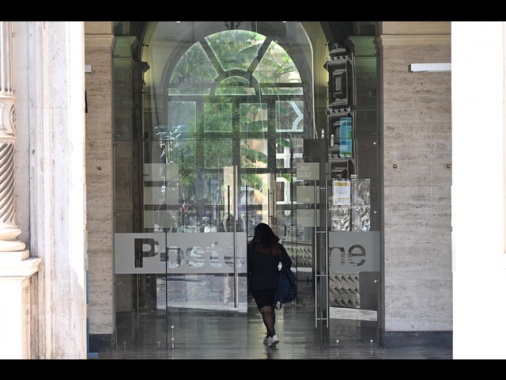 Poste presenta l'opas totalitaria per l'acquisto di Telecom Italia