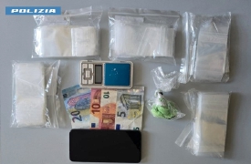 Cocaina nella scarpa e soldi in tasca: arrestato 47enne