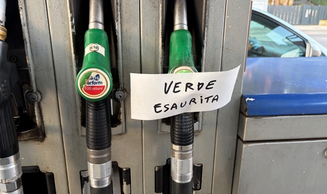 Uno dei cartelli affissi sulle pompe nella mattinata di martedì 24 marzo