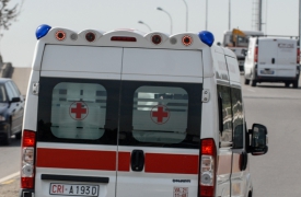 In auto contro una casa: morta a 59 anni