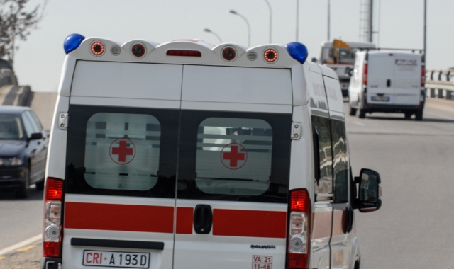 In auto contro una casa: morta a 59 anni