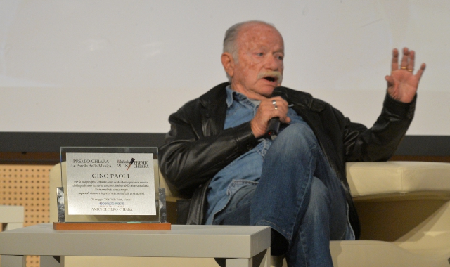 Gino Paoli premiato a Varese nel 2018 (foto Blitz)
