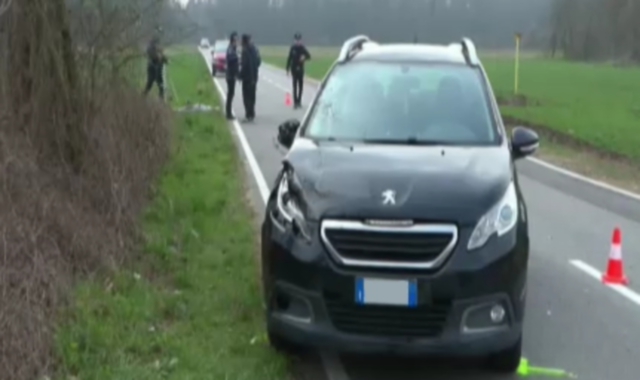 Un’immagine sul luogo dell’incidente poco dopo il compiersi della tragedia: un ragazzo di 18 anni ha perso la vita per le ferite riportate