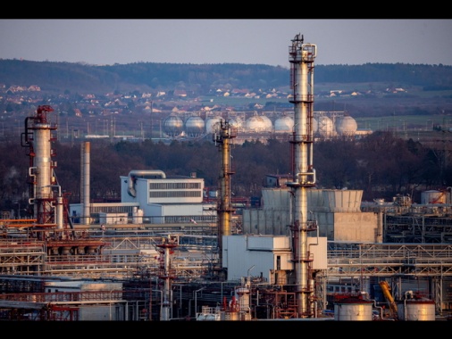 ++ Il petrolio prosegue la discesa, il brent a 98,5 dollari ++