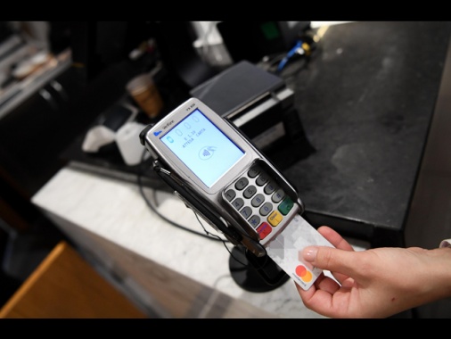 Italiani sempre più cashless, con strumenti digitali il 75,1% delle spese ricorrenti