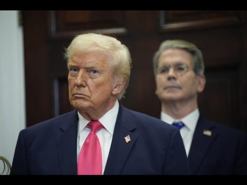 La firma di Trump sui dollari, la prima volta di un presidente in carica