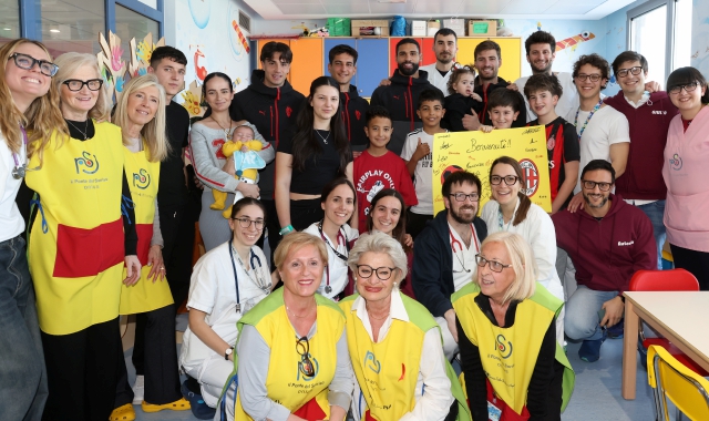 I calciatori rossoneri in visita al Del Ponte (foto @acmilan)