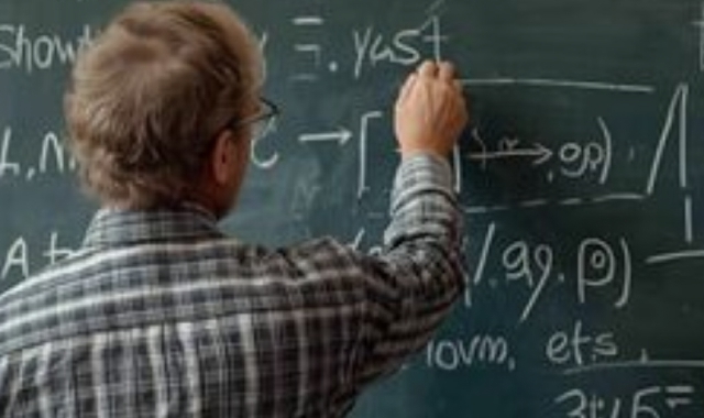 Il professore insegna in un liceo di Busto. È stato sospeso dal servizio, nel frattempo la polizia porta avanti le indagini