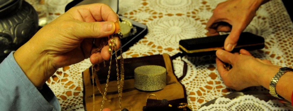 «I suoi gioielli sono refurtiva», ma è una truffa