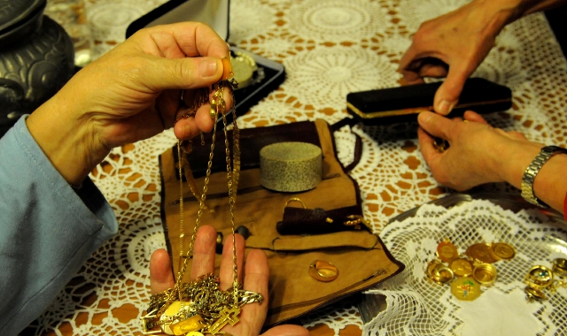 I truffatori prima tentano di farsi consegnare gli ori in casa di un anziano poi giocano la carta del ricatto emotivo 