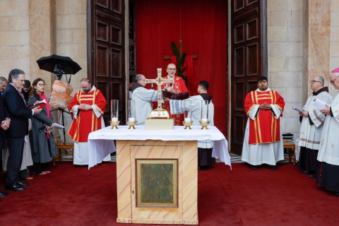 Padre Ielpo e Pizzaballa fuori dal Santo Sepolcro: Varese in preghiera