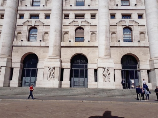 Borsa: Milano accelera (+0,8%), balzo di Ferrari e Saipem